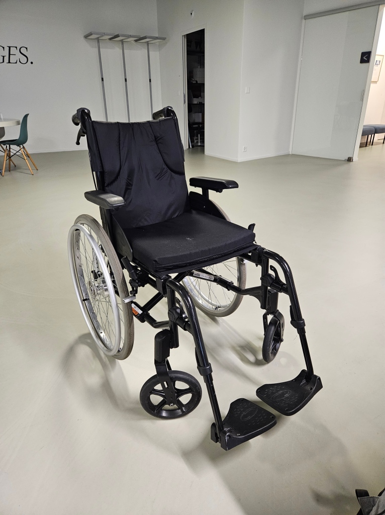 Rollstuhl im Büro